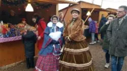 twee dames in traditionale kledij