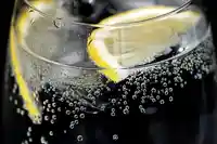Citroen schijfjes in een glas water voor de smaak.